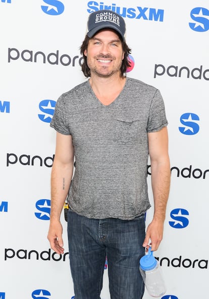 IAN SOMERHALDER (fotografiado en 2025) – Si Boone no conquistó a nadie, sí lo hizo el Damon Salvatore de 'Crónicas vampíricas'. La serie de Kevin Williamson, un fenómeno adolescente, le convirtió en un ídolo para unos espectadores demasiado jóvenes para haber visto 'Perdidos'. Pero no quería ser considerado únicamente un ídolo adolescente y demostró no tener miedo al riesgo cuando aceptó interpretar a un bisexual enamorado de su mejor amigo (todavía no eran los tiempos en los que actores heterosexuales se peleaban por conseguir personajes gay) en 'Las reglas del juego', la adaptación de la controvertida novela de Bret Easton Ellis. Tras la cancelación de la también vampírica 'V-Wars' en 2019 abandonó la interpretación, y se centró en la producción de documentales sobre agricultura sostenible y en fomentar la adopción de animales, sus dos grandes pasiones.
