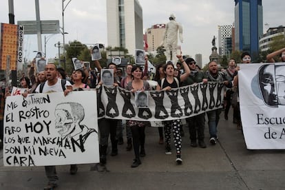 Al grito de 'Vivos se los llevaron, vivos los queremos', miles de estudiantes se manifestaron para exigir información sobre los 43 estudiantes