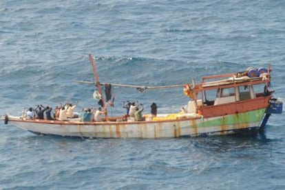 Los 10 tripulantes del barco secuestrado por piratas hacen señas a los militares españoles para pedir ayuda.