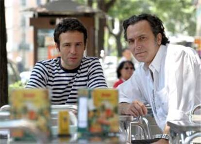 Gustavo Salmerón, a la izquierda, y José Coronado, en una terraza de Madrid.