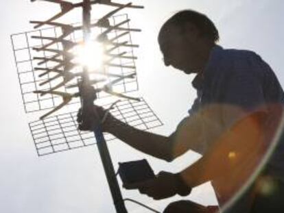 Un antenista adapta una antena convencional para que pueda recibir la señal de TDT.