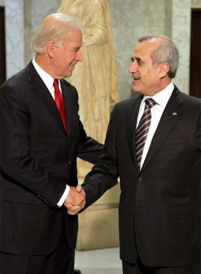 Joe Biden y, a la derecha, Michel Suleimán, en Beirut.