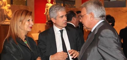 Carmen Alborch, Javier Moreno y Felipe González charlan antes de la entrega de los galardones