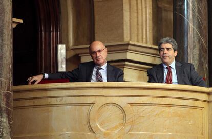 El secretario general de CiU, Josep Antoni Duran i Lleida, y el portavoz del Govern en funciones, Francesc Homs, atienden en el palco de invitados durante la segunda jornada del pleno que permitirá al líder de CiU, Artur Mas, ser investido de nuevo presidente de la Generalitat de Cataluña.