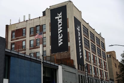 Un cartel de WeWork se ve fuera de sus oficinas en el barrio de Queens, en Nueva York.