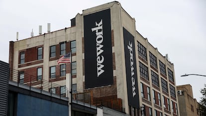 Un cartel de WeWork se ve fuera de sus oficinas en el barrio de Queens, en Nueva York.