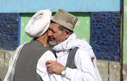 Dos hombres se abrazan tras los rezos del Eid al-Adha, en Kabul, Afganistán, el 21 de agosto de 2018. 