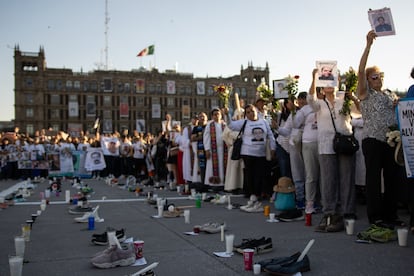 Los familiares de personas desaparecidas gritan consignas durante la protesta de esta tarde en el Zócalo.