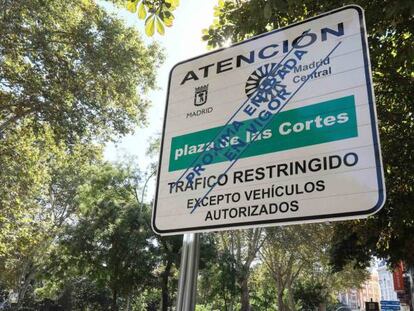 Carteles y señalizaciones informativas del próximo cierre de la movilidad en la denominada zona central de Madrid.