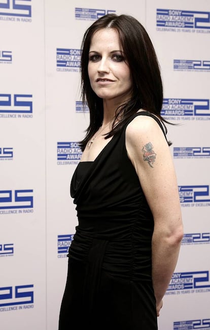 La cantante Dolores O'Riordan posa para fotógrafos en los Sony Academy Academy Awards 2007, en Londres.