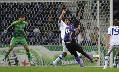 Varela, del Oporto, lanza para marcar el primer gol.