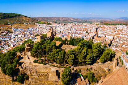 Vista aérea de la localidad malagueña de Antequera coronada por la Alcazaba. 
