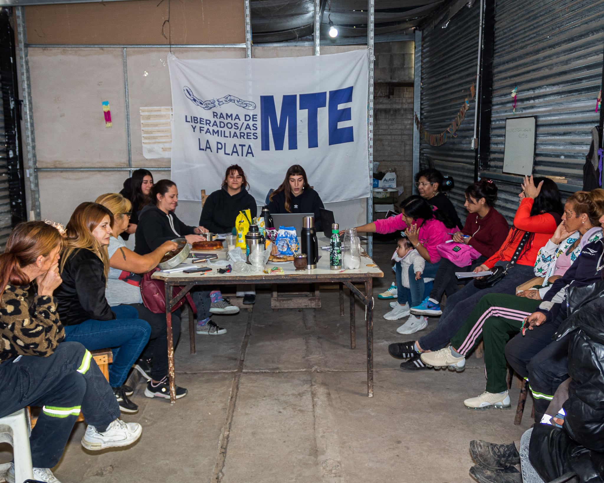 Taller para mujeres en prisión domiciliaria y liberadas organizado por el Movimiento de Trabajadores Excluidos en La Plata, Argentina. Mayo 2026.