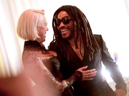 Hannah Waddingham, nominada a actriz de reparto en televisión por 'Ted Lasso', bromeando junto a Lenny Kravitz.