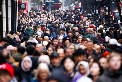 Una multitud de viandantes en Oxford Street, durante el 'Boxing Day', en Londres (Inglaterra):