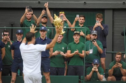 Federer celebra su triunfo con los espectadores de Wimbledon.