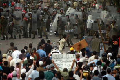 Manifestantes se encaran con policías antidisturbios en las cercanías del ministerio de Defensa.