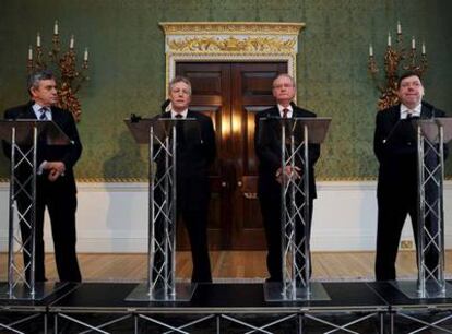 De izquierda a derecha, el primer ministro británico, Gordon Brown; el ministro principal del Ulster, el unionista Peter Robinson; el viceministro principal del Ulster y líder del Sinn Féin, Martin McGuinness, y el primer ministro irlandés, Brian Cowen, ayer en Belfast.
