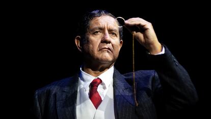 El actor Pedro Casablanc en una escena de la obra 'Don Ramón María del Valle Inclán' en el Teatro . Fotografía: JAVIER NAVAL