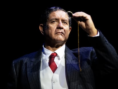 El actor Pedro Casablanc en una escena de la obra 'Don Ramón María del Valle Inclán' en el Teatro . Fotografía: JAVIER NAVAL