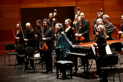 Saludo al final del concierto de Mitsuko Uchida (de pie en el centro), el concertino José Maria Blumenschein (a su izquierda) y otros integrantes de la Mahler Chamber Orchestra, el pasado viernes en San Sebastián.