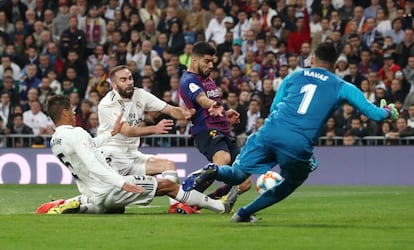 El defensa francés del Real Madrid, Raphael Varane, marca en propia puerta el segundo gol del partido.