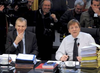 El nuevo primer ministro belga, Yves Leterme, comparece junto a su antecesor en el cargo, Guy Verhofstadt, tras mantener una reunión sobre la composición de próximo gobierno