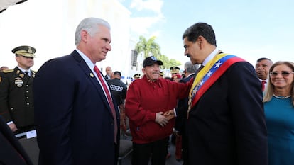 El autoproclamado presidente de Venezuela, Nicols Maduro, saluda al presidente de Nicaragua, Daniel Ortega, en presencia del presidente de Cuba, Miguel Daz-Canel, este viernes en Caracas.