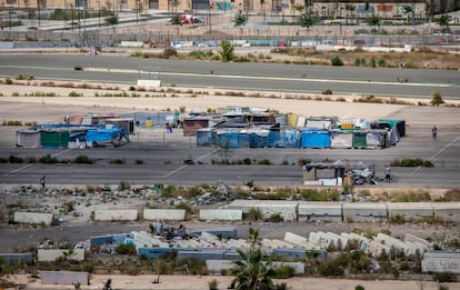 Shacks in the center of the esplanade that forms part of the abandoned Formula 1 circuit in Valencia. 