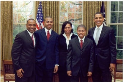 Chance The Rapper, segundo a la izquierda, junto a Barack Obama en su llegada a la Casa Blanca.