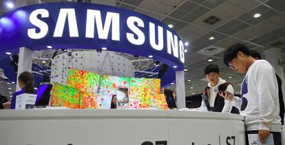 Visitantes utilizan dispositivos Samsung durante una feria de electrónica en Seúl.