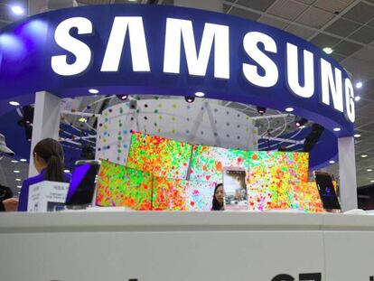 Visitantes utilizan dispositivos Samsung durante una feria de electr&oacute;nica en Se&uacute;l.