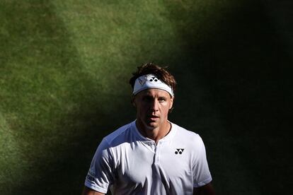 Rafael Nadal accedió a tercera ronda de Wimbledon tras derrotar al lituano Ricardas Berankis (en la foto), de 32 años y número 106 de la clasificación de la ATP, en cuatro 'sets'. Resolvió bien los dos primeros, cedió el tercero y aceleró en el cuarto para solventar el duelo en tres horas: 4-6, 4-6, 6-4, 3-6. Cuando ya veía el final, la clásica lluvia londinense forzó un parón de una media hora. Con la victoria de este jueves, el balear se convirtió en el tercer tenista con más triunfos en Grand Slam (307), superando a la checa Martina Navratilova (306).