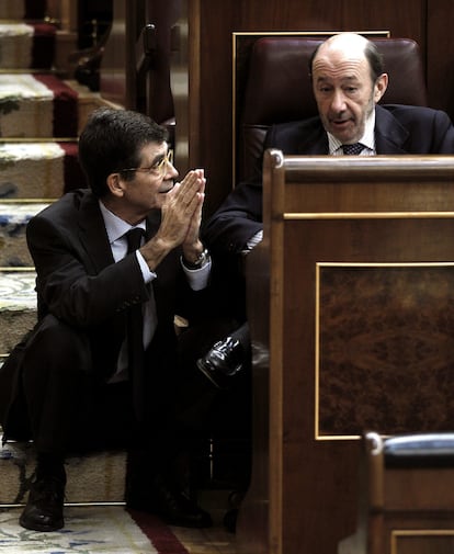  El líder del PSOE, Alfredo Pérez Rubalcaba, conversa con el diputado socialista, José Enrique Serrano, durante la segunda sesión del debate sobre el estado de la nación de 2013.