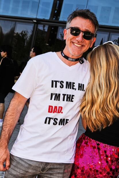 Fernando Cuesta, de 47 años y su hija Sofía, de 14 (que posa de espaldas): “Hemos aprendido inglés con sus canciones”, dicen. Ella se ha apuntado al brillo y él a una camiseta con mensaje en la que se puede leer en inglés: "Soy yo, hola. Soy el padre, soy yo".