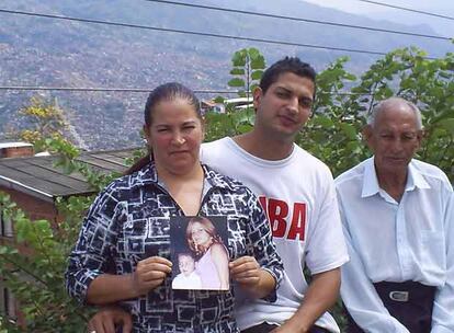 Arriba, Gladys Cano, junto a su padre y su hijo Ricardo, en Medellín. Debajo, una foto de su familia que reside en España.
