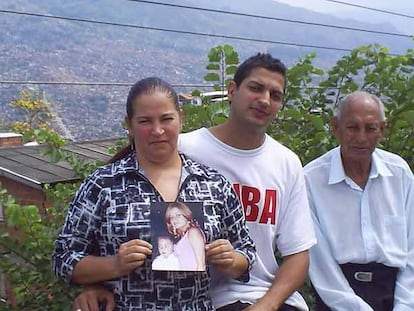 Arriba, Gladys Cano, junto a su padre y su hijo Ricardo, en Medellín. Debajo, una foto de su familia que reside en España.