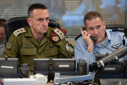 El jefe del Estado Mayor, Herzi Halevi (a la izquierda), supervisando junto al comandante de la Fuerza Aérea, Tomer Bar, el ataque a Irán en la base militar de Kyria en Tel Aviv (Israel). 