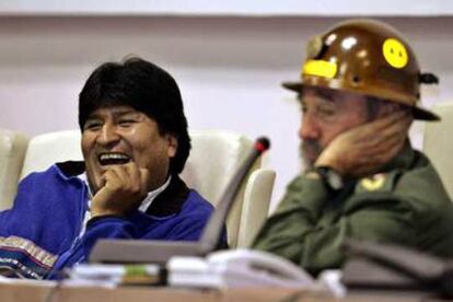 Evo Morales sonríe junto a Fidel Castro durante un encuentro con estudiantes bolivianos en La Habana.