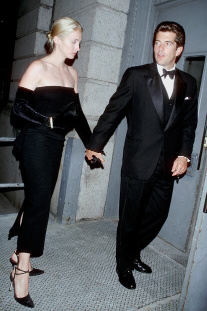 Sobria y espectacular con un vestido negro palabra de honor de Yohi Yamamoto que acompañó con unos guantes de ópera de terciopelo para un evento en octubre de 1998.