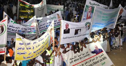 Partidarios del presidente Abdel Aziz se manifiestan en favor del refer&eacute;ndum constitucional en la capital del pa&iacute;s, Nuakchot.