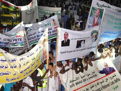 Partidarios del presidente Abdel Aziz se manifiestan en favor del refer&eacute;ndum constitucional en la capital del pa&iacute;s, Nuakchot.
