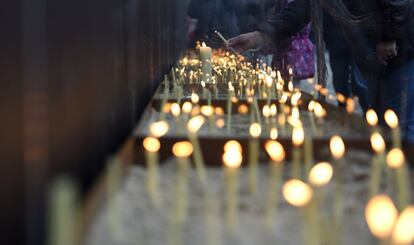 Visitantes encienden velas en el monumento nacional por las víctimas del muro de Berlín durante las conmemoraciones con motivo del 25 aniversario de la caída del muro.