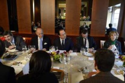 El presidente francés, Francois Hollande (c), junto al ministro galo de Exteriores, Laurent Fabius (c-i), durante un almuerzo con empresarios en el restaurante "La Folie" de San Francisco, California (EE.UU.).