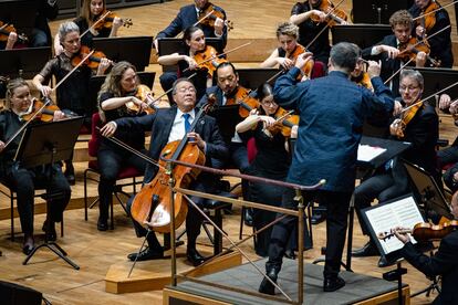 El violonchelista Yo-Yo Ma bajo la dirección de Alan Gilbert, el pasado 16 de octubre