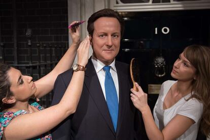 Estilistas preparan la figura de cera del Primer ministro británico, David Cameron, que será expuesta en museo de cera Madame Tussauds de Londres.