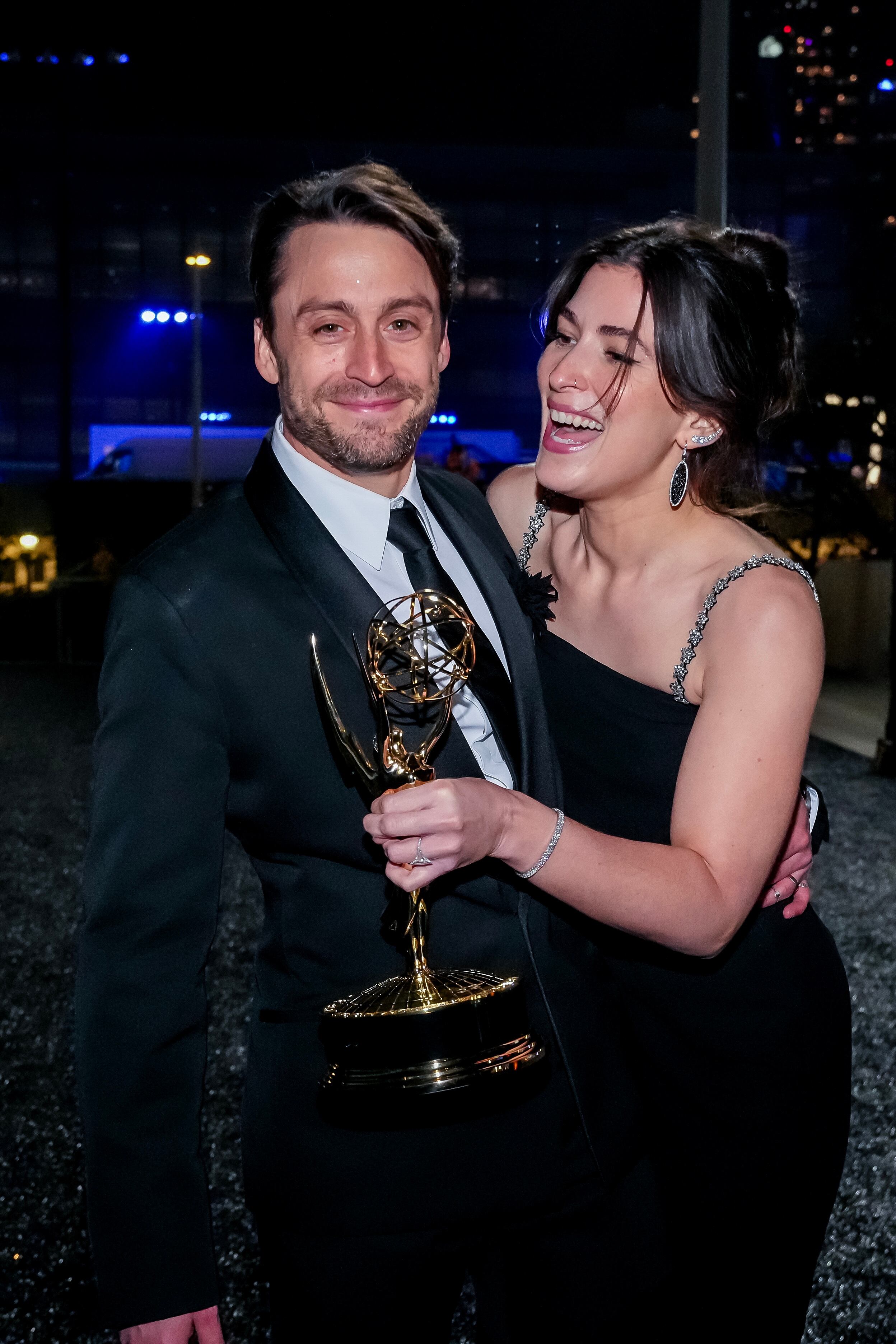 Tras recibir el Emmy, el actor Kieran Culkin y su esposa Jazz Charton acuden a una fiesta en Los Ángeles, California, el 15 de enero de 2024.