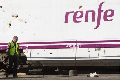 Peritos analizando los restos del tren