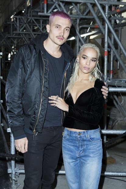 Zoë Kravitz y Karl Glusman. El pasado mes de noviembre la actriz confirmaba en su cuenta de Instagram que se había comprometido con su novio, el actor Karl Glusman, con quien lleva saliendo casi dos años. La hija de Lenny Kravitz y Lisa Bonet daba la noticia con una foto en blanco y negro de los dos mirándose y con el único texto de dos corazones y un anillo de compromiso.