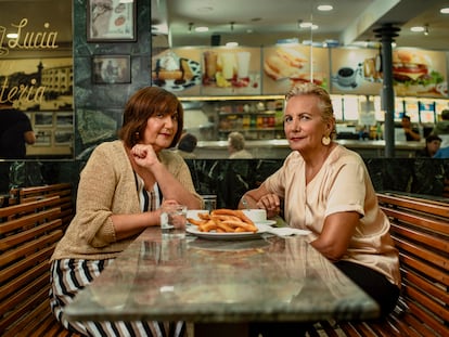 Ane Gabarain y Elena Irureta, en la churrería Santa Lucia en San Sebastián.